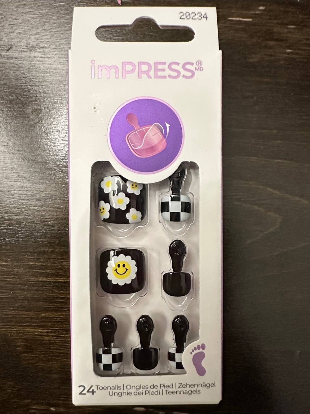 imPRESS Black Toenails with White Daisies & Checkerboard Accents